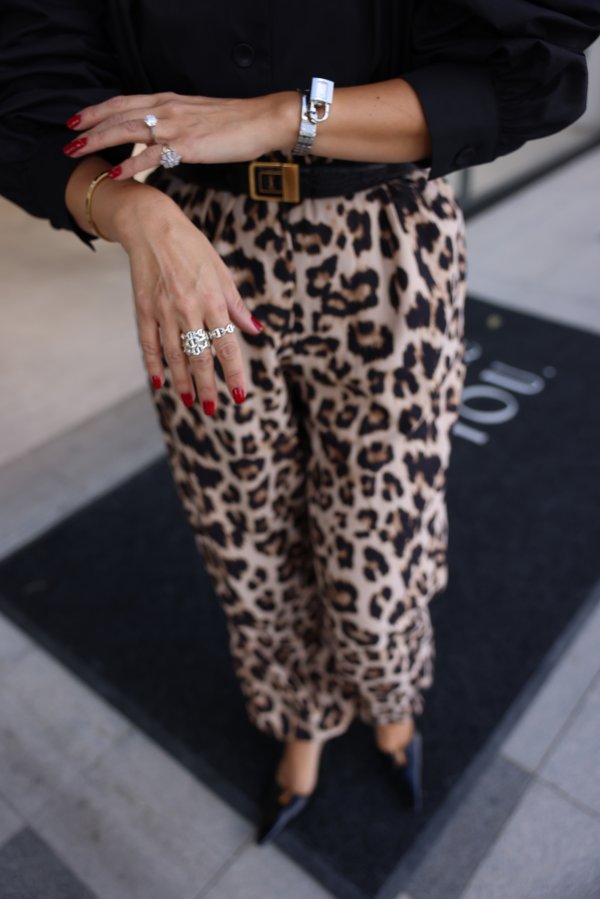 Beli ve Paçası Lastikli Leaopar Desen Pantolon