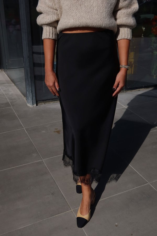 Beli Lastikli Altı Dantelli Saten Etek