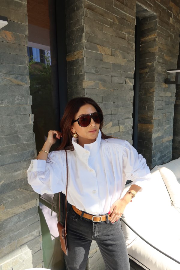 Omuzu Vatkalı Geniş Yakalı Gömlek