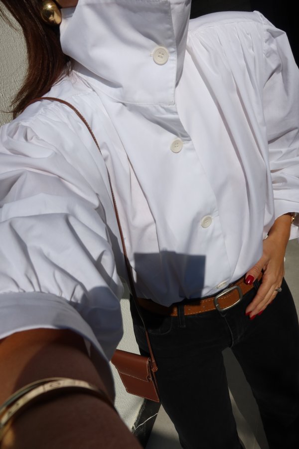 Omuzu Vatkalı Geniş Yakalı Gömlek