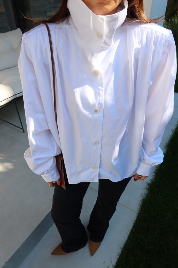 Omuzu Vatkalı Geniş Yakalı Gömlek