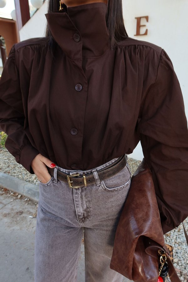 Omuzu Vatkalı Geniş Yakalı Gömlek