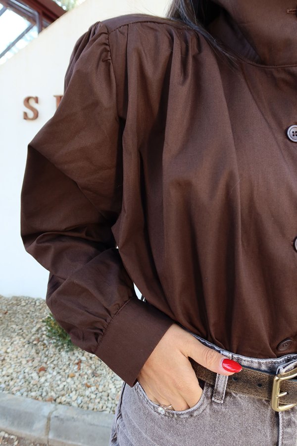 Omuzu Vatkalı Geniş Yakalı Gömlek