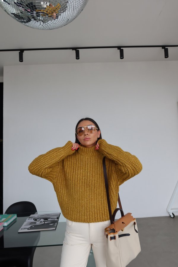 Dik Ve Kalın Yaka Triko