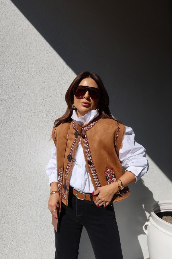 Üzeeri İşlemeli Düğmeli Süet Yelek