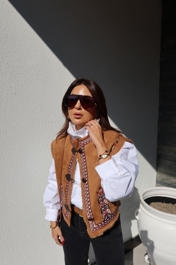 Üzeeri İşlemeli Düğmeli Süet Yelek