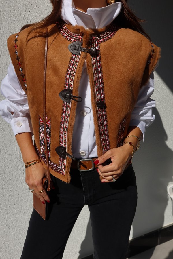 Üzeeri İşlemeli Düğmeli Süet Yelek