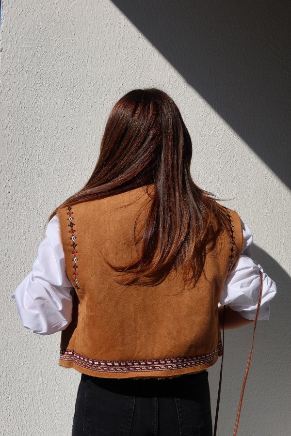 Üzeeri İşlemeli Düğmeli Süet Yelek