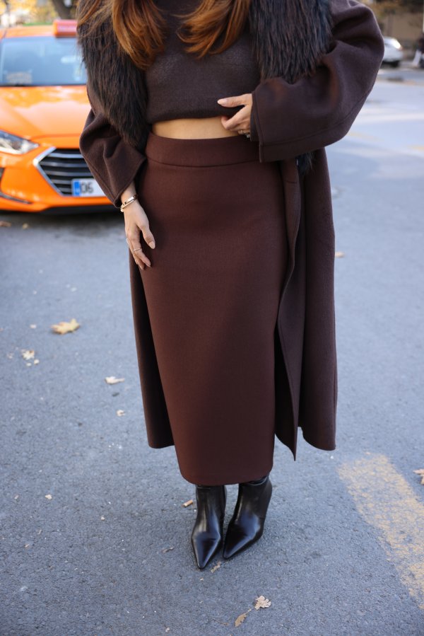 Arkadan Yırtmaçlı Kalem Etek