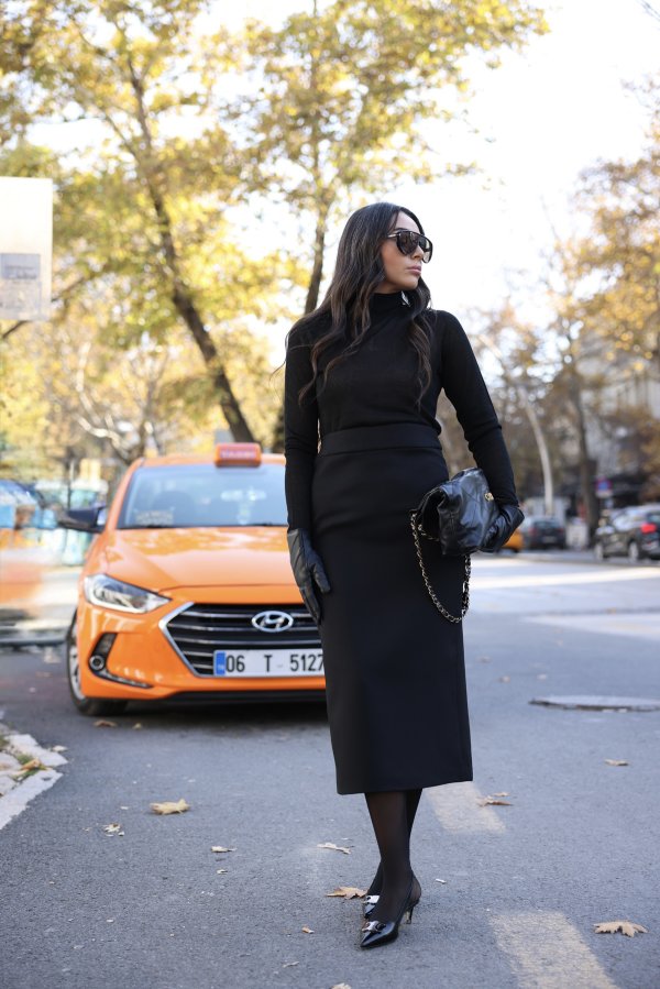 Arkadan Yırtmaçlı Kalem Etek