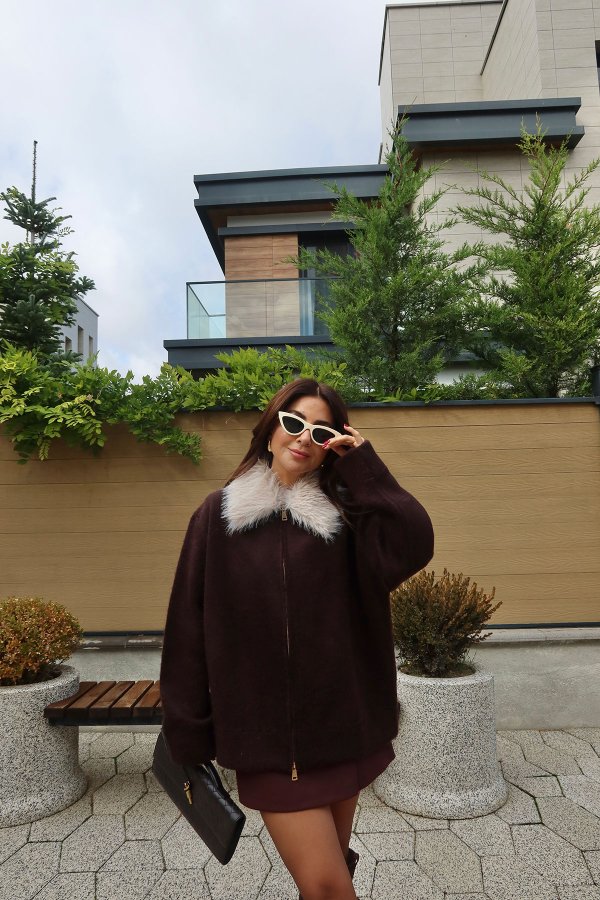 Yakası Kürk Detaylı Fermuarlı Yün Hırka