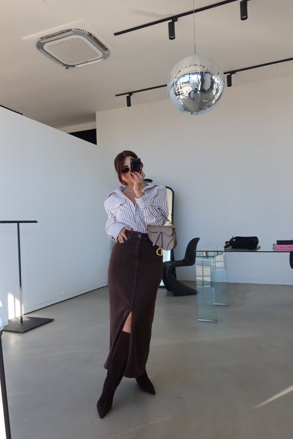 Önden Yırtmaçlı Yıkmalı Denim Etek