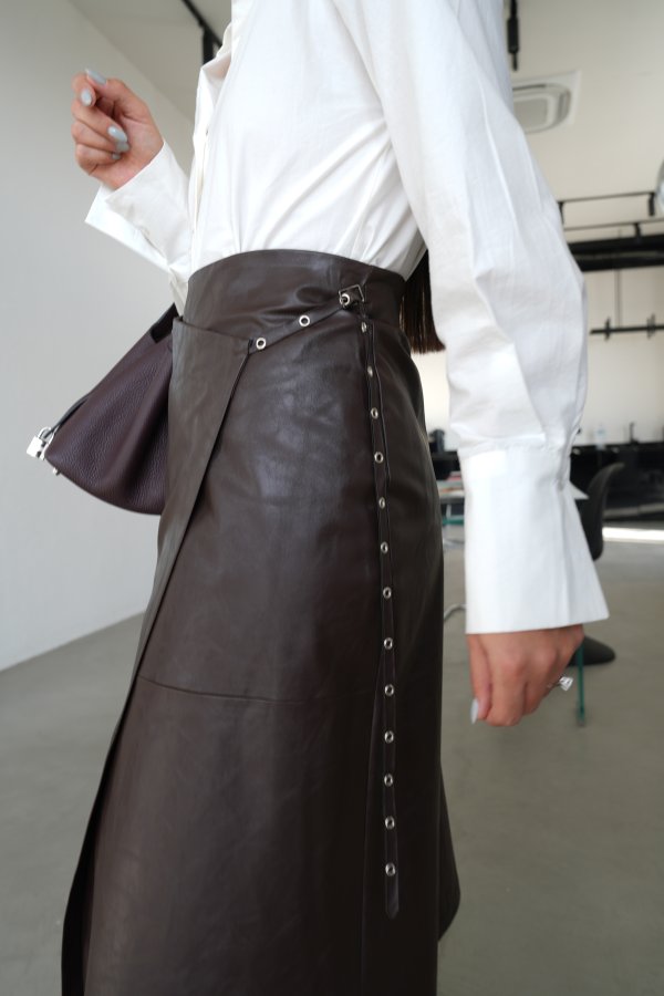 Önden Yırtmaçlı Kemer Detaylı Deri Etek