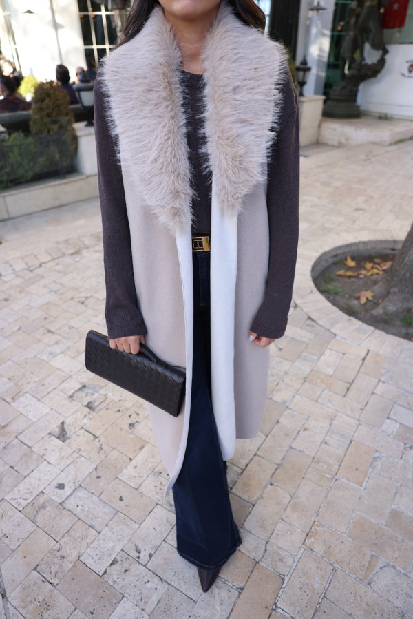 Yakası Kürk Detaylı Uzun Triko Yelek