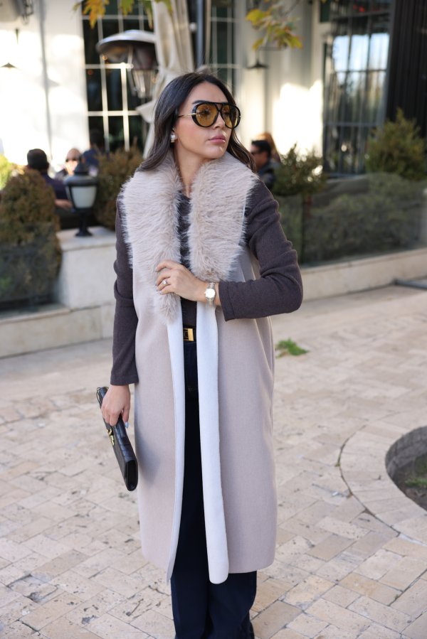 Yakası Kürk Detaylı Uzun Triko Yelek