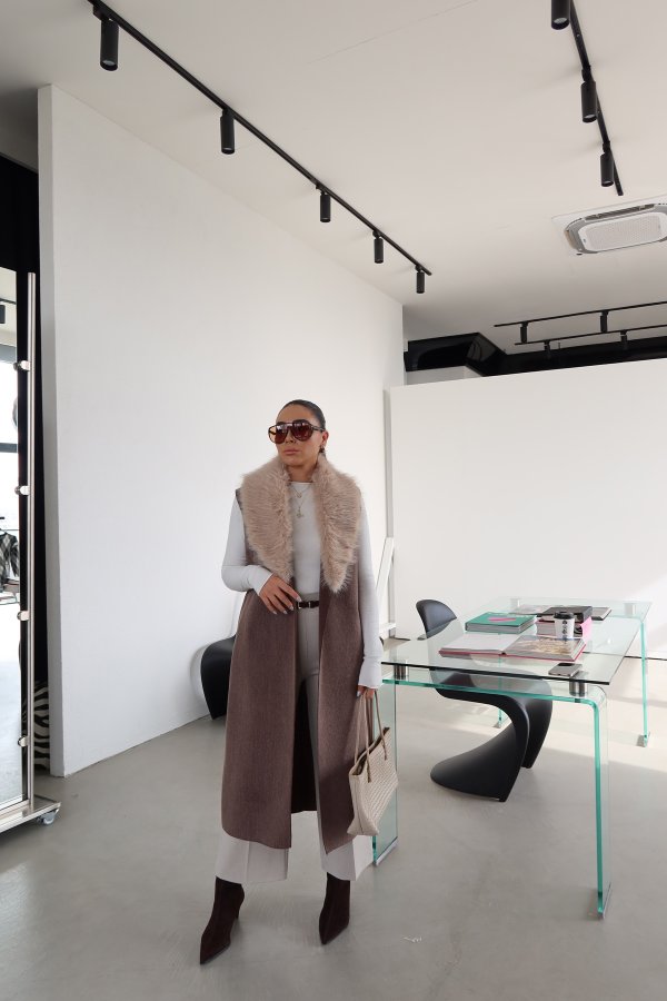 Yakası Kürk Detaylı Uzun Triko Yelek