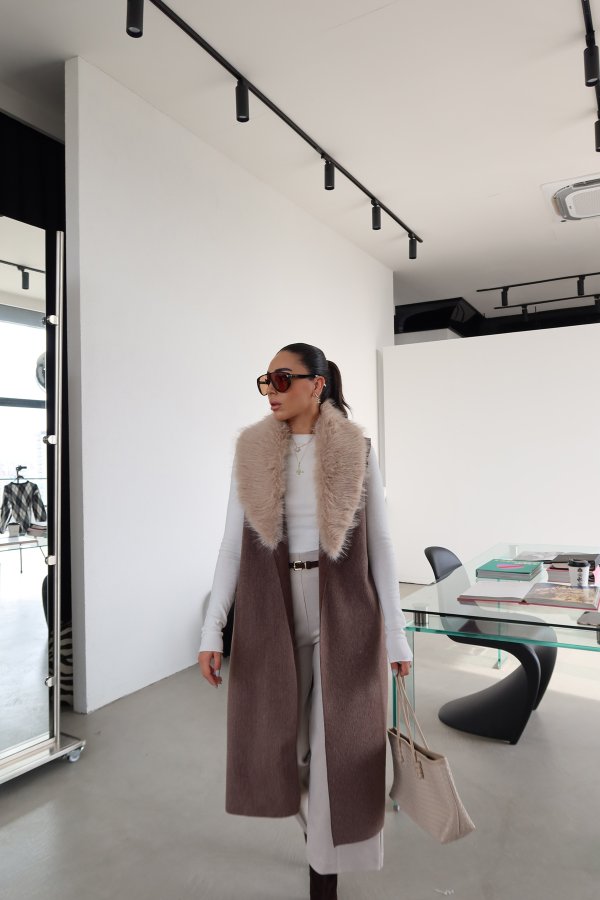 Yakası Kürk Detaylı Uzun Triko Yelek