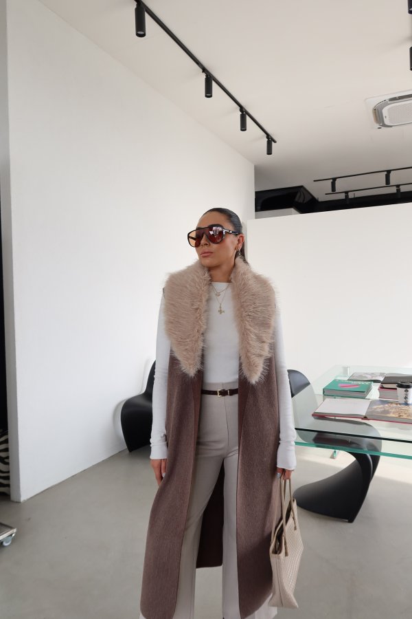 Yakası Kürk Detaylı Uzun Triko Yelek