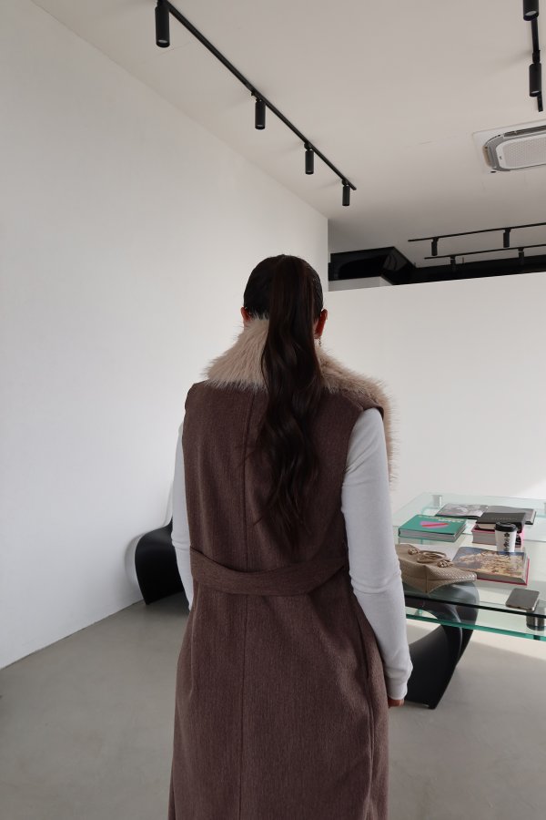 Yakası Kürk Detaylı Uzun Triko Yelek