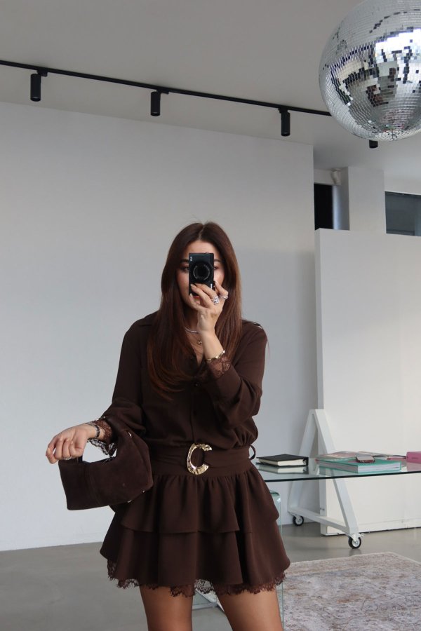 Kolları ve Etek Ucu Dantel Detaylı Kemeri Tokalı Elbise