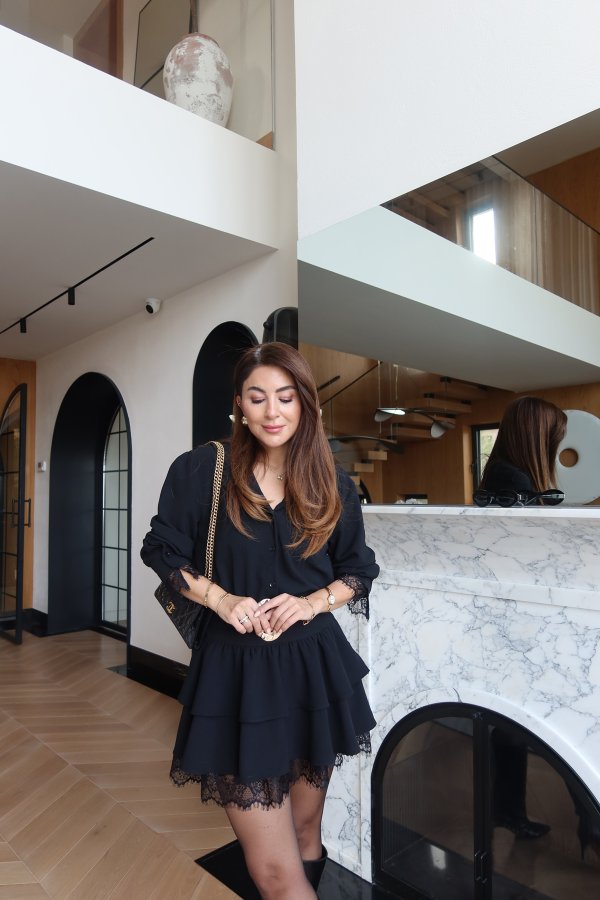 Kolları ve Etek Ucu Dantel Detaylı Kemeri Tokalı Elbise