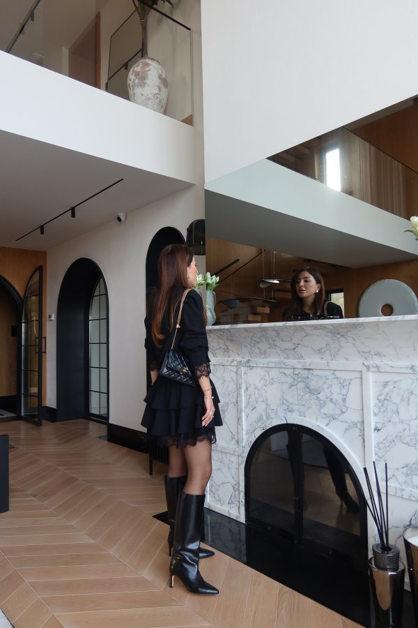 Kolları ve Etek Ucu Dantel Detaylı Kemeri Tokalı Elbise