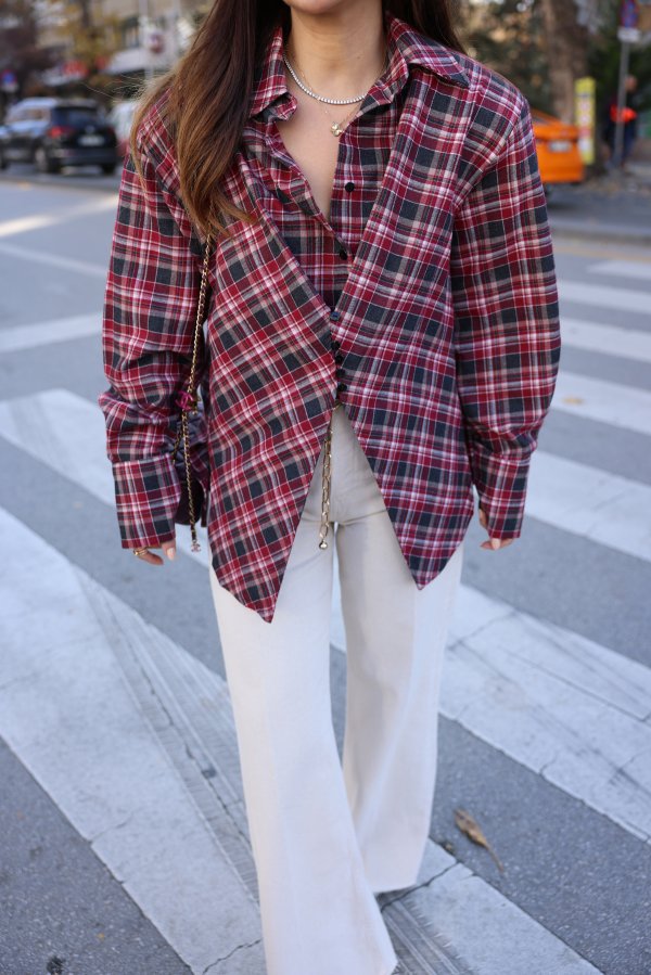 Omuzu Vatkalı Asimetrik Kesim Ekoseli Gömlek