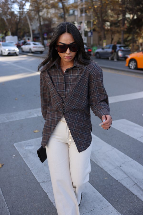 Omuzu Vatkalı Asimetrik Kesim Ekoseli Gömlek