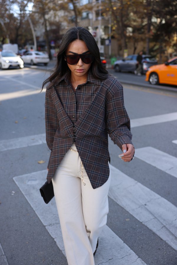 Omuzu Vatkalı Asimetrik Kesim Ekoseli Gömlek