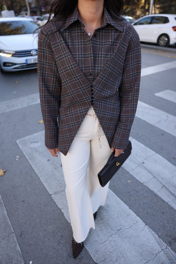 Omuzu Vatkalı Asimetrik Kesim Ekoseli Gömlek