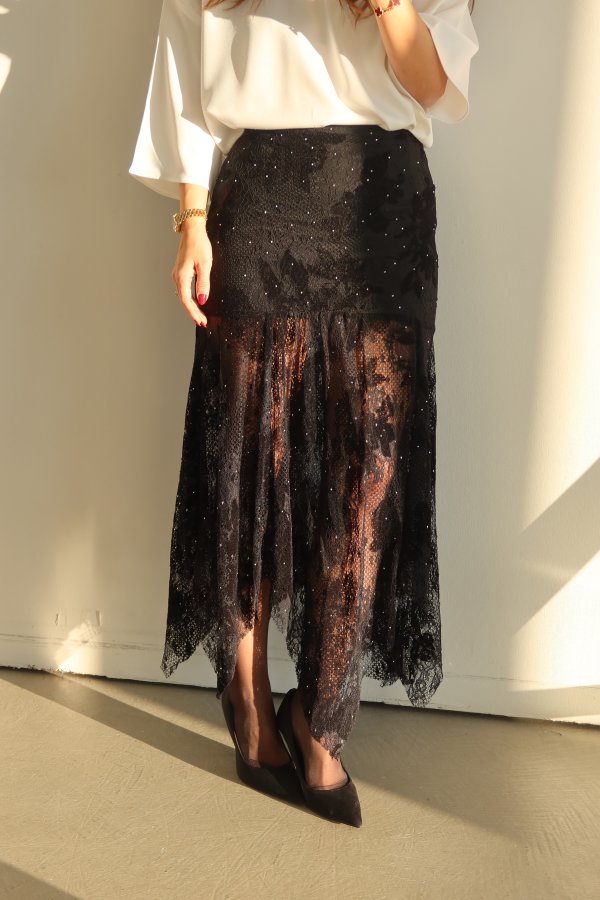 Üzeri Taşlı Asimetrik Kesim Dantelli Etek