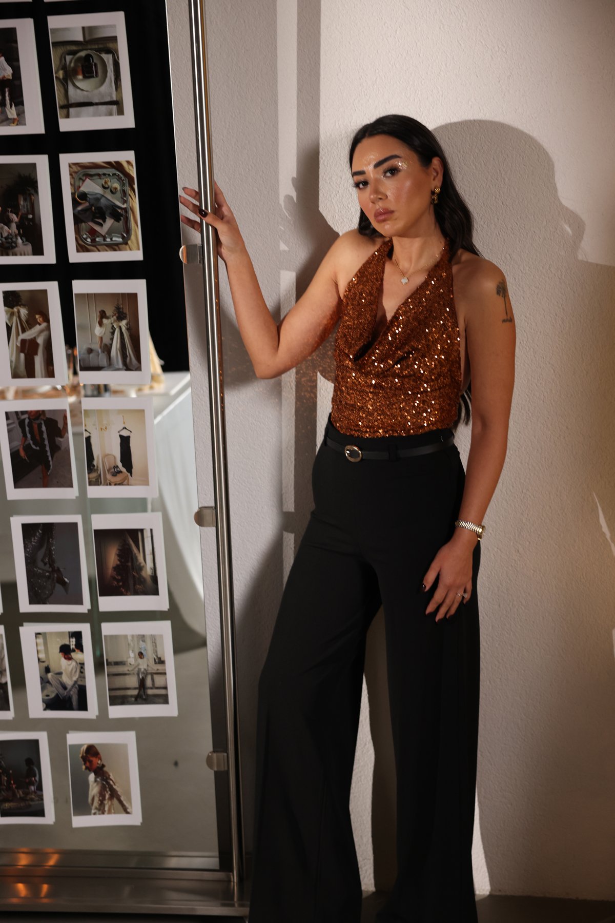 Boyundan Geçmeli Pul Payetli Bluz