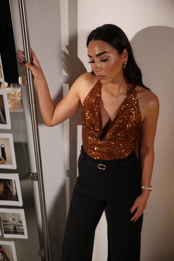 Boyundan Geçmeli Pul Payetli Bluz