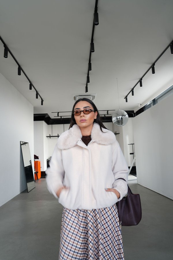 Yakası Kürk Detaylı Peluş Ceket