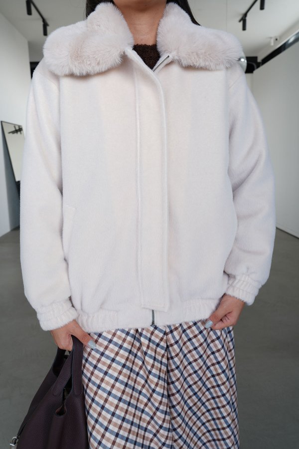 Yakası Kürk Detaylı Peluş Ceket