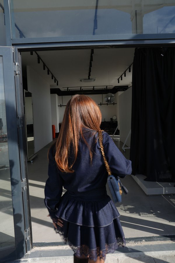 Etek Ucu ve Kolları Dantelli Beli Kemerli Denim Elbise