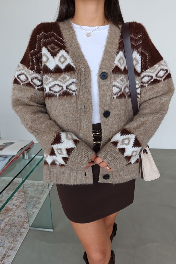 Kendinden Desenli V Yaka Yün Hırka