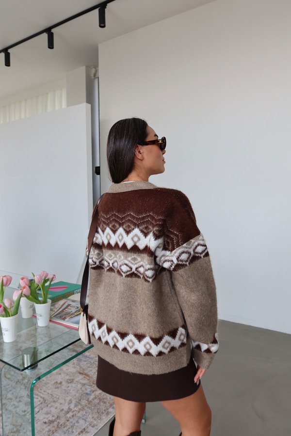 Kendinden Desenli V Yaka Yün Hırka