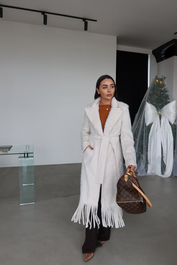 Altı Püsküllü Kendinden Kuşaklı Peluş Kaban