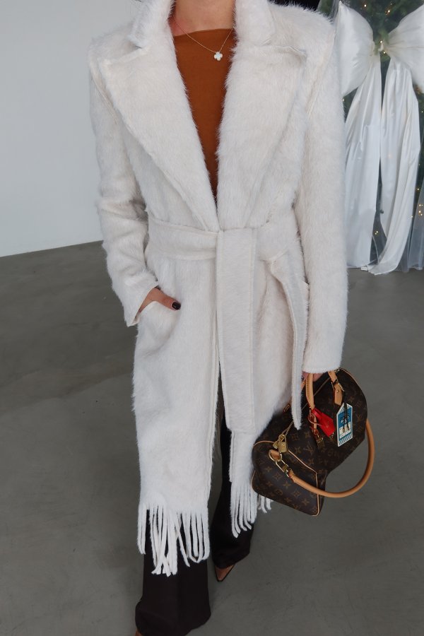 Altı Püsküllü Kendinden Kuşaklı Peluş Kaban