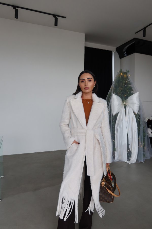 Altı Püsküllü Kendinden Kuşaklı Peluş Kaban