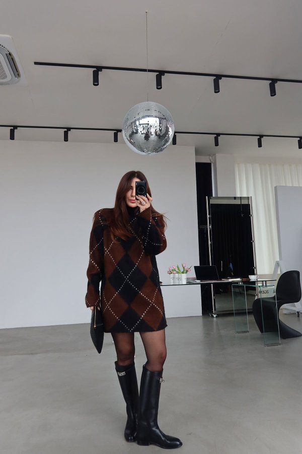 Omuzu Vatkalı Baklava Desenli Yün Elbise