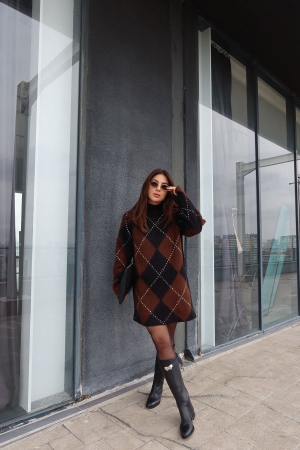 Omuzu Vatkalı Baklava Desenli Yün Elbise