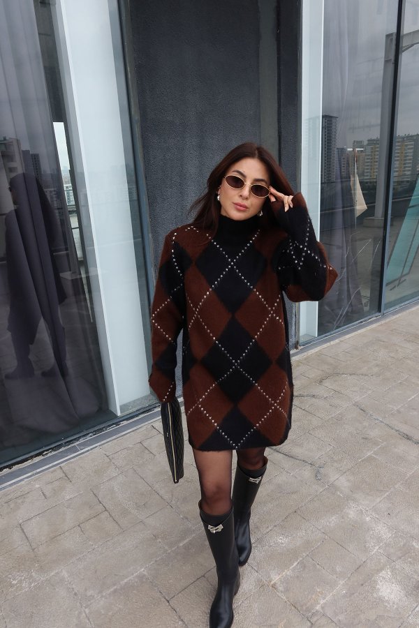 Omuzu Vatkalı Baklava Desenli Yün Elbise