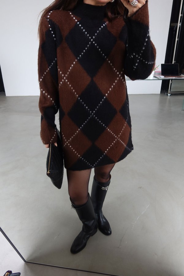 Omuzu Vatkalı Baklava Desenli Yün Elbise