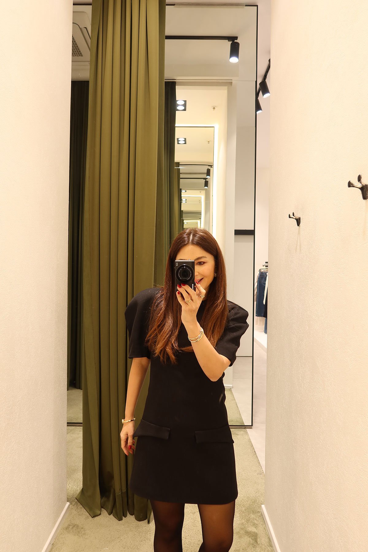 Omuzu Vatkalı Süs Cepli Elbise