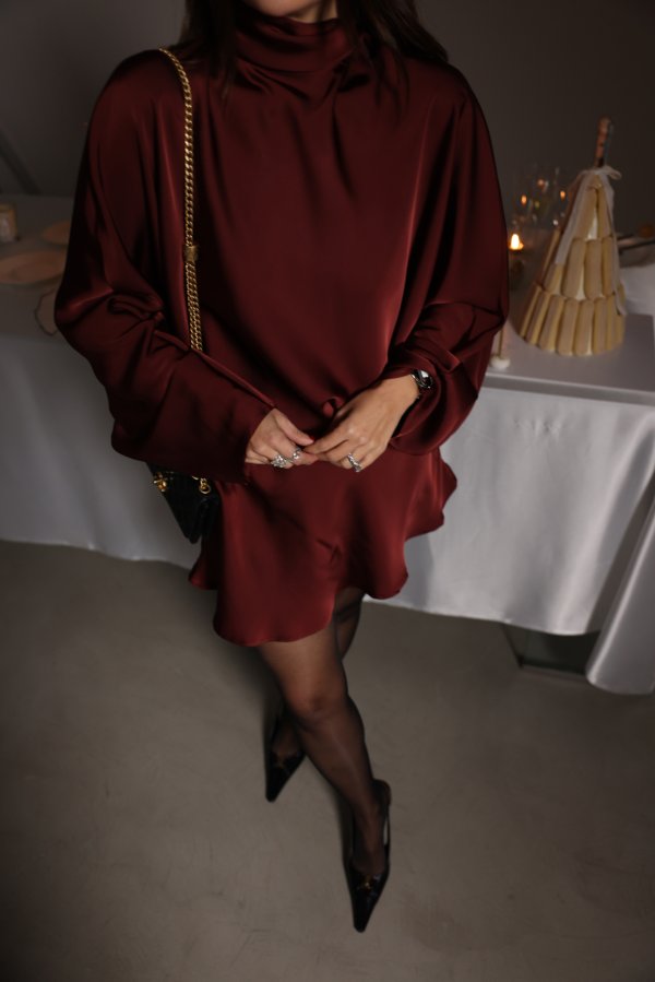 Boyundan Bağlamalı Geniş Kol Saten Elbise