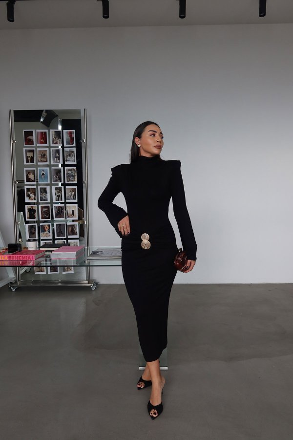 Yarım Balıkçı Omuzu Vatkalı Aksesuar Detaylı Elbise