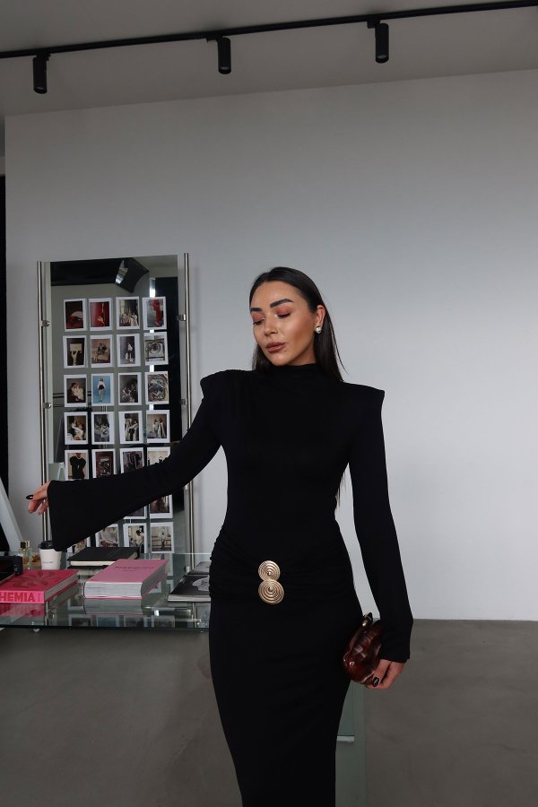 Yarım Balıkçı Omuzu Vatkalı Aksesuar Detaylı Elbise