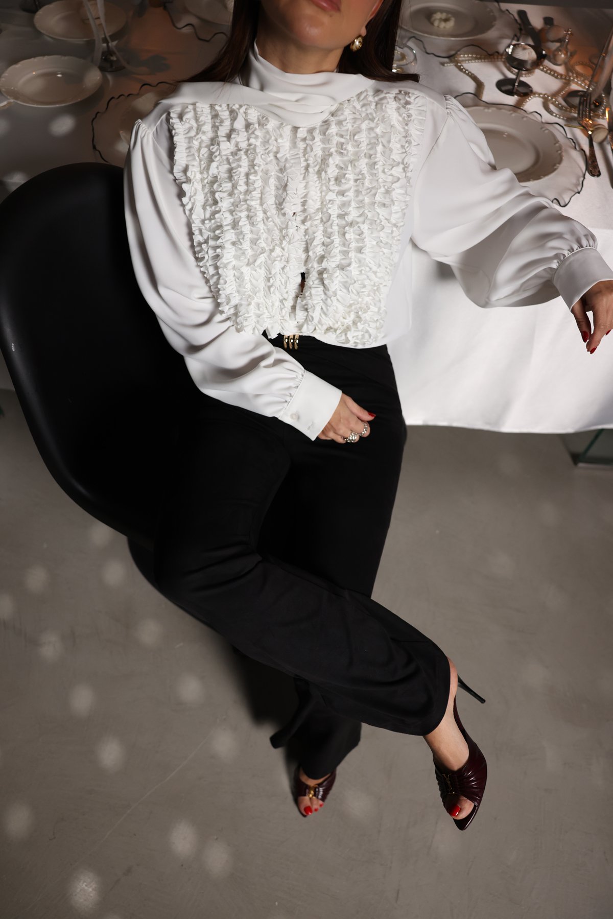 Boyundan Bağlamalı Göğüs Kısmı Fırfırlı Gömlek